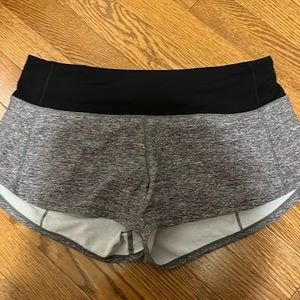 Lululemon speed up 2.5 inch shorts. Size 4 color heather Lux Multi black/black.